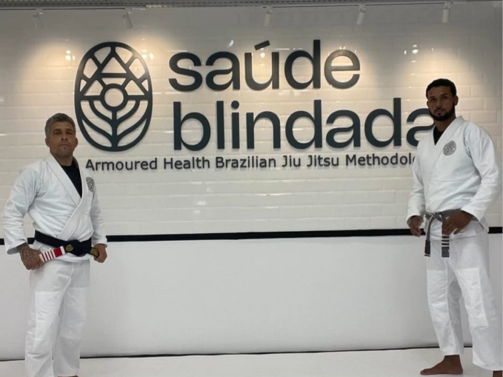 Complexo Saúde Blindada - Academia de Jiu-Jítsu e Bem-Estar em Vila Velha, ES Alunos adultos em aula de Jiu-Jítsu na academia Saúde Blindada em Vila Velha ES